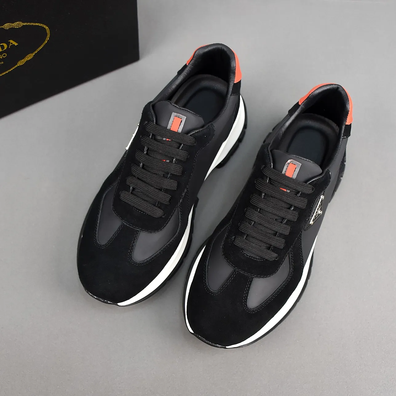 PP500👟👟👟【PRADA】The upper is made of first-layer cowhide, sheepskin lining, and ultra-light soft elastic PU outsole. Men's size 38-44 (just choose according to your usual wearing size).